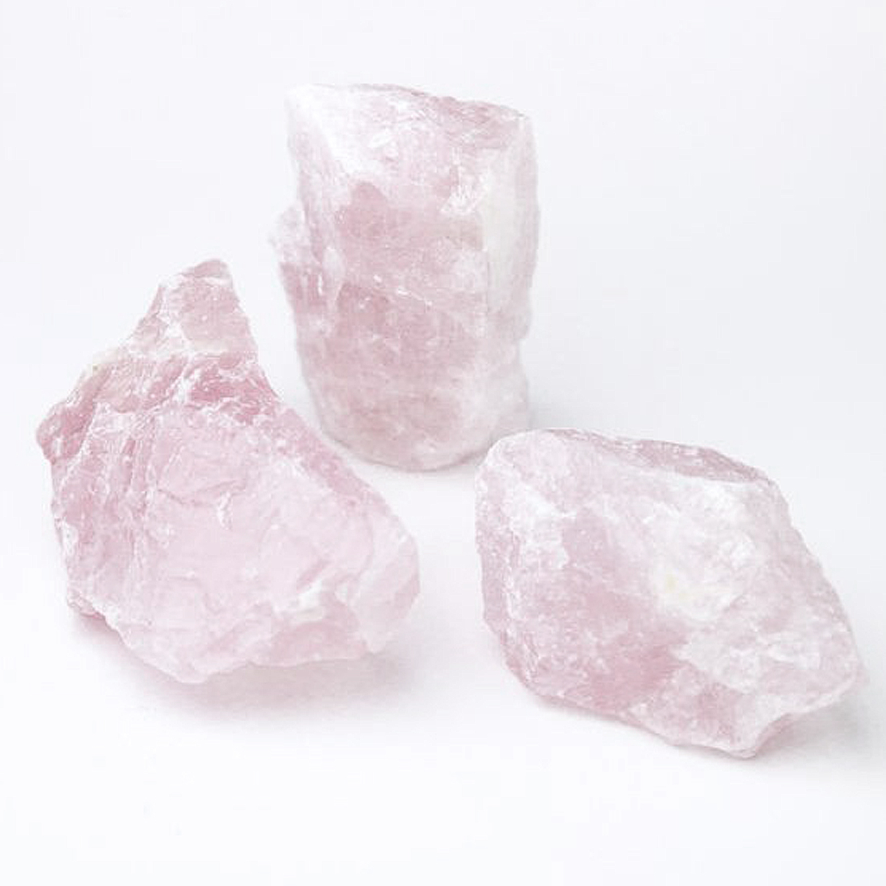 Розовый прозрачный камень. Камень любви розовый кварц. Розовый кварц прозрачный. Бело розовый камень.